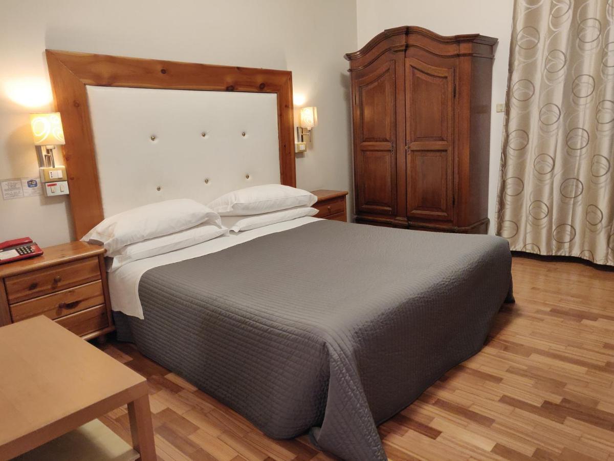 Hotel Il Rustichello โลนาโต ภายนอก รูปภาพ