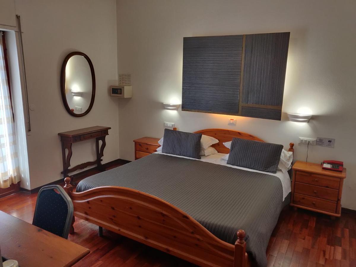 Hotel Il Rustichello โลนาโต ภายนอก รูปภาพ