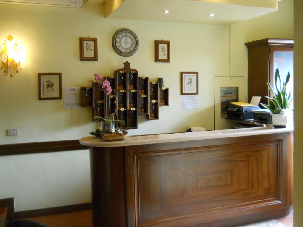 Hotel Il Rustichello โลนาโต ภายนอก รูปภาพ
