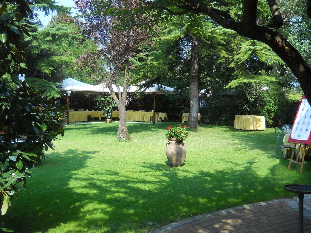 Hotel Il Rustichello โลนาโต ภายนอก รูปภาพ