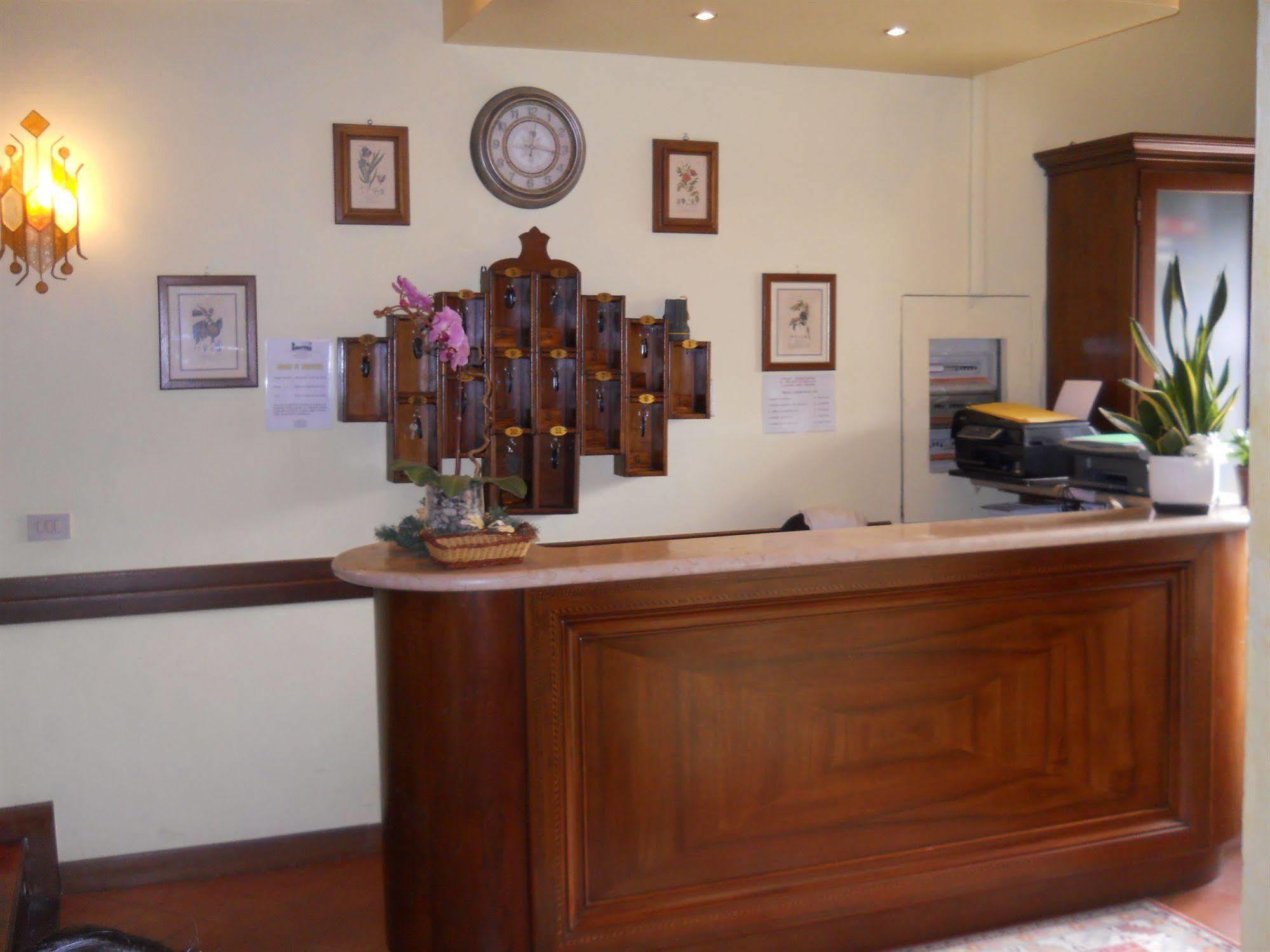 Hotel Il Rustichello โลนาโต ภายนอก รูปภาพ