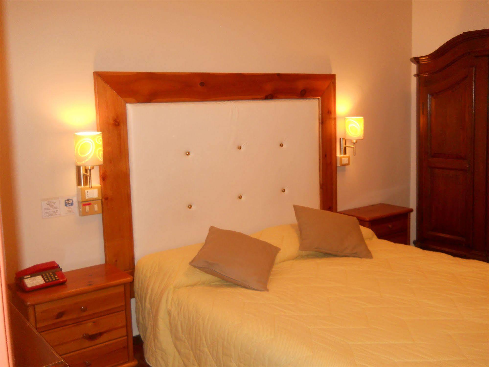 Hotel Il Rustichello โลนาโต ภายนอก รูปภาพ