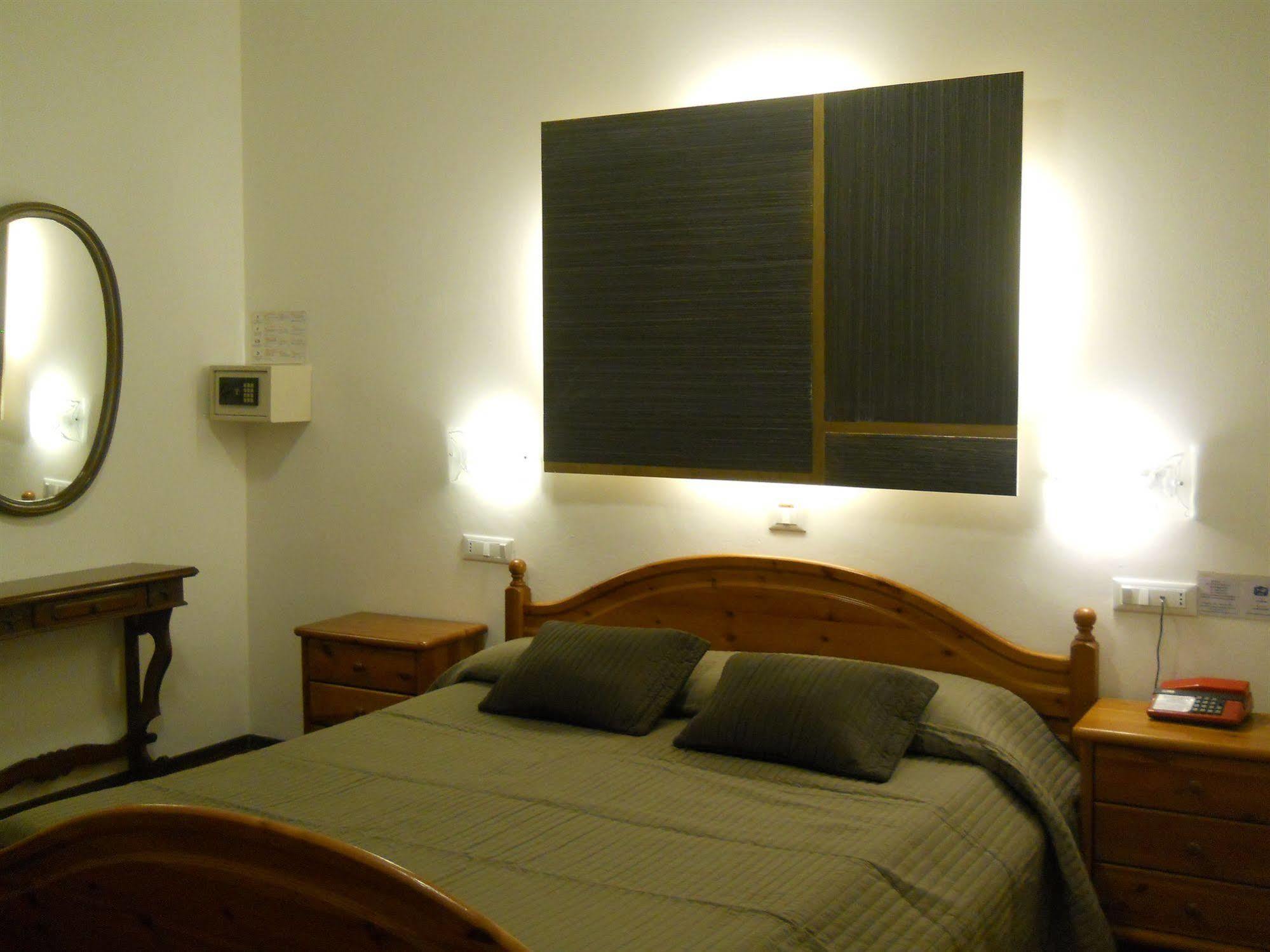 Hotel Il Rustichello โลนาโต ภายนอก รูปภาพ